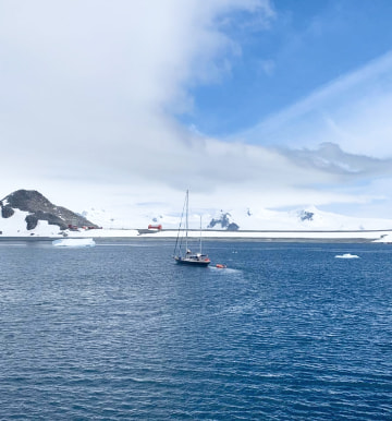 Ледяной айсберг, океан и корабль.